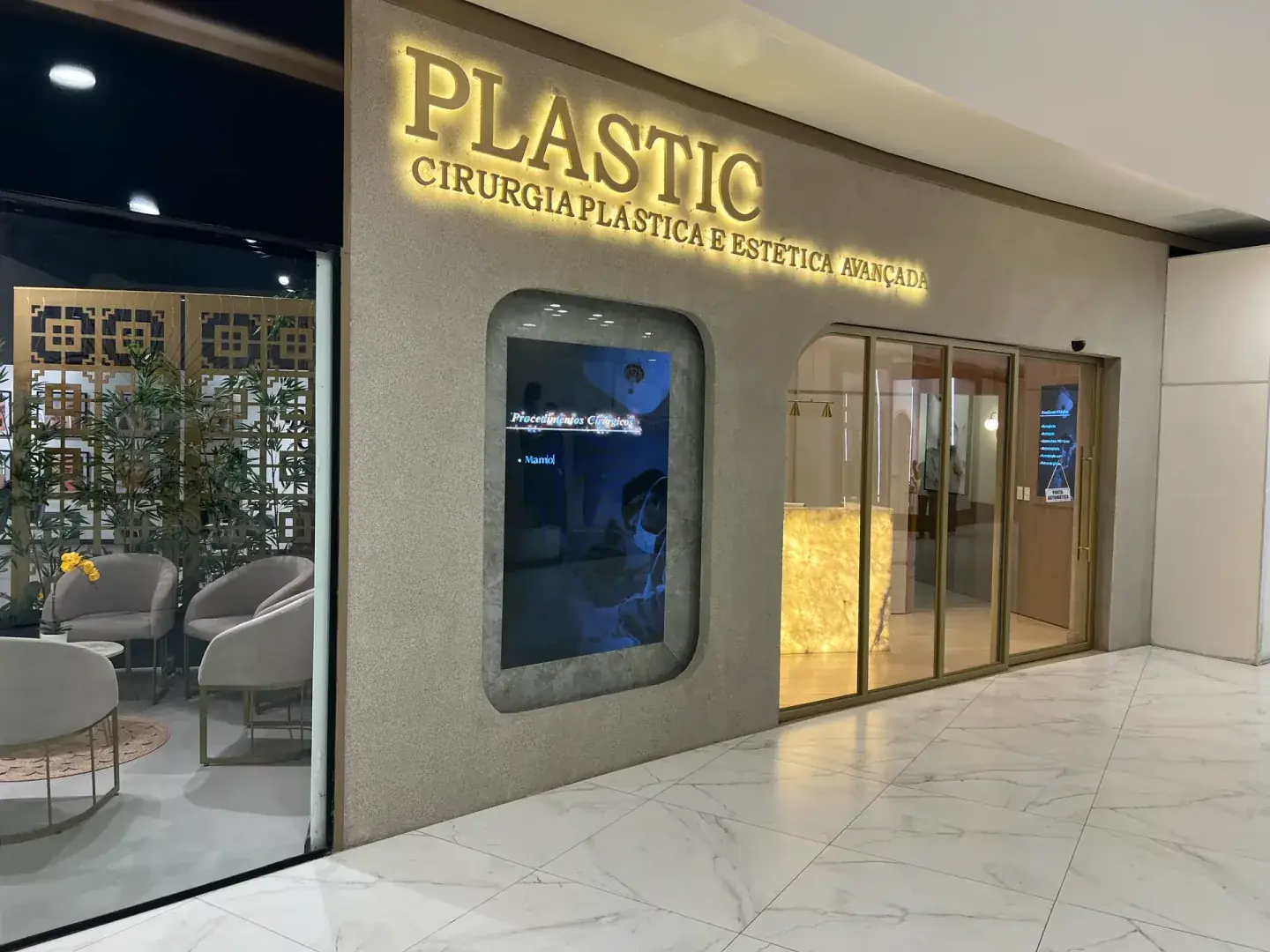 Fachada da Clínica Plastic — Cirurgia Plástica e Estética Avançada, Shopping Dubai, Pedro Juan Caballero